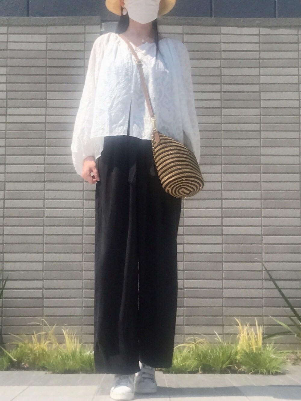 ホワイト系のトップス、その他のショルダーバッグ、ホワイト系のハットを着用したレディースの夏コーディネートの2枚目の写真