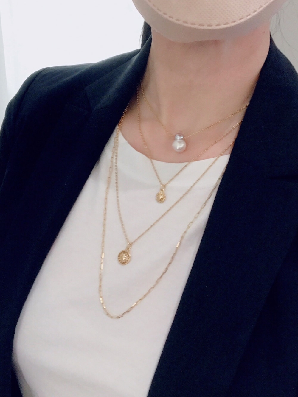 その他のハンドバッグ、ブラック系のスニーカー、ブラック系のジャケット/アウターを着用したレディースの春コーディネートの2枚目の写真