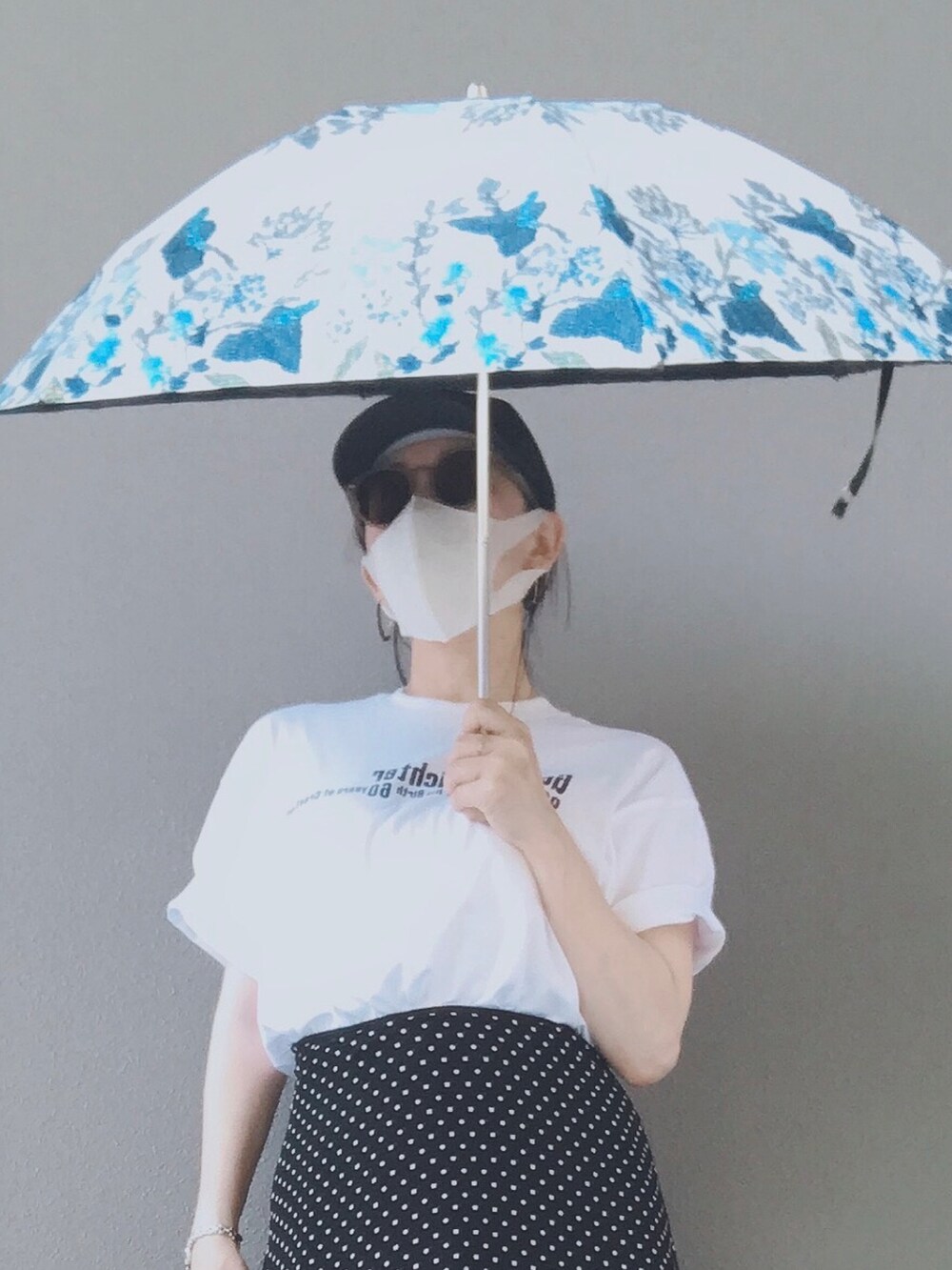 その他のバッグ、ブラック系のスカート、ベージュ系のサングラスを着用したレディースの夏コーディネートの3枚目の写真