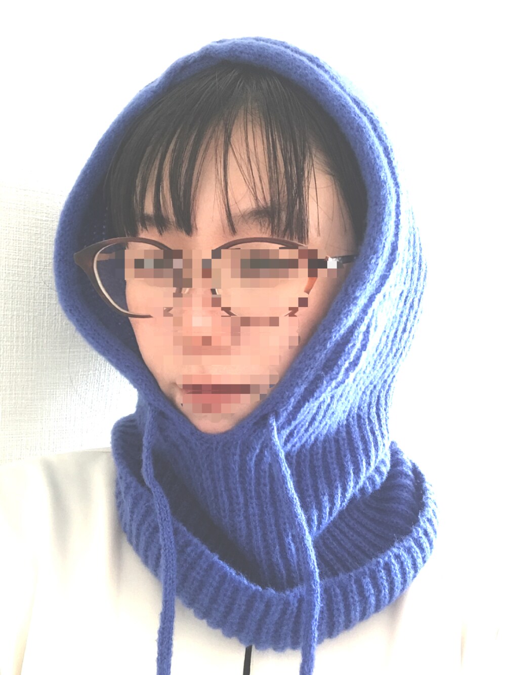 ホワイト系のワンピース/ドレス、ブルー系のネックウォーマー/スヌードを着用したレディースの冬コーディネートの3枚目の写真