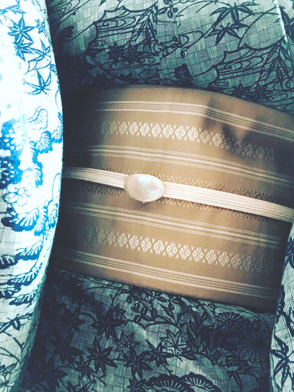 ホワイト系の和装小物、ブルー系の浴衣を着用したレディースの夏コーディネートの2枚目の写真