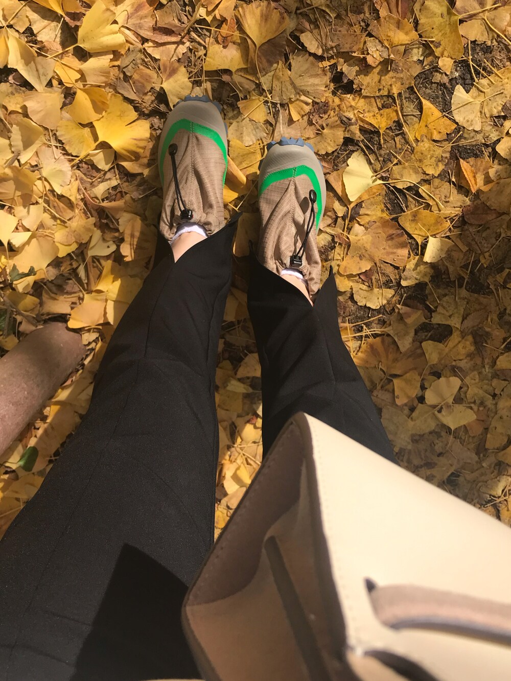 その他のシューズ、ブラック系のパンツ、ホワイト系のニット/セーターを着用したレディースの秋コーディネートの2枚目の写真