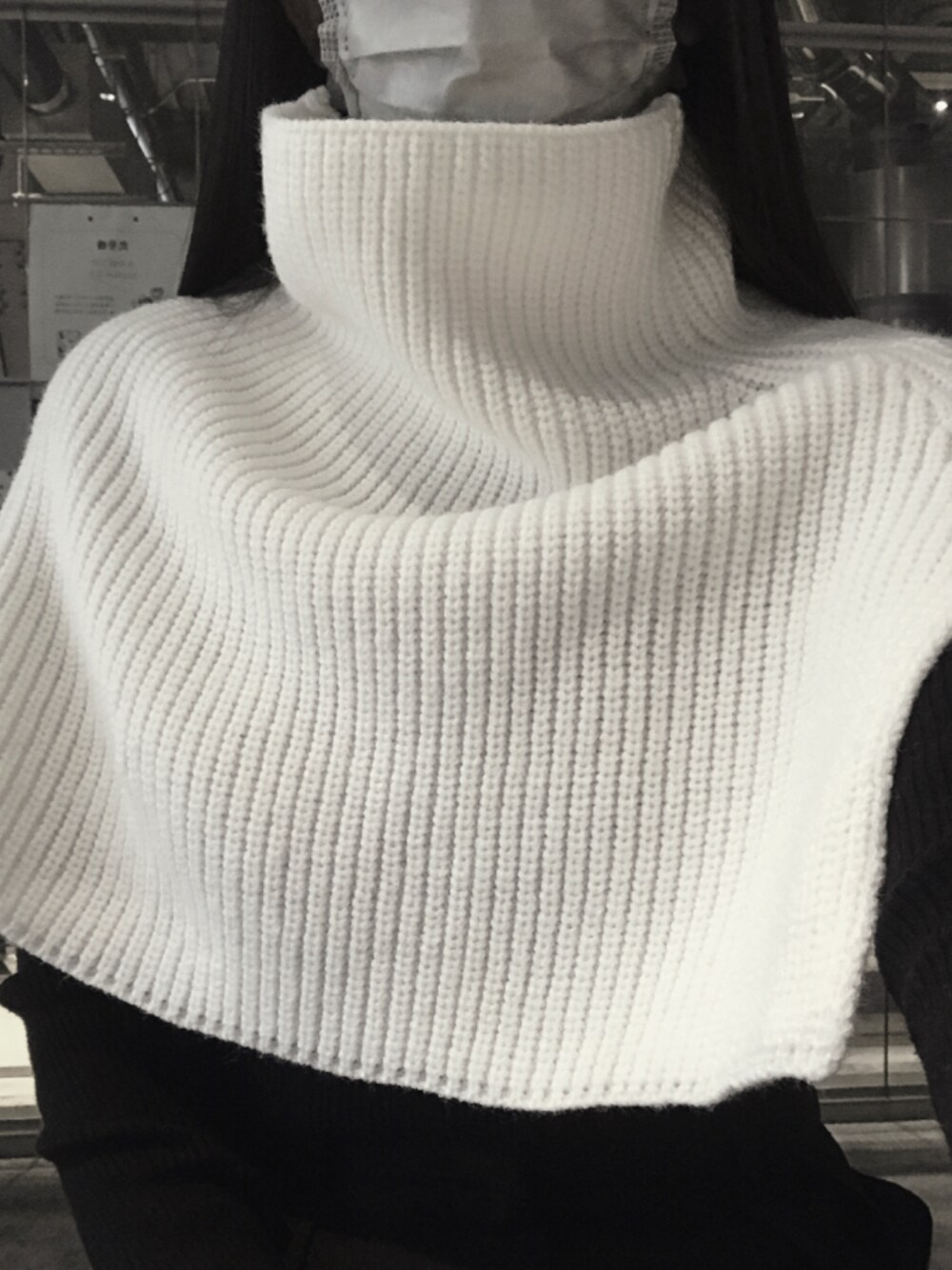 ホワイト系のニット/セーターを着用したレディースの秋コーディネートの2枚目の写真