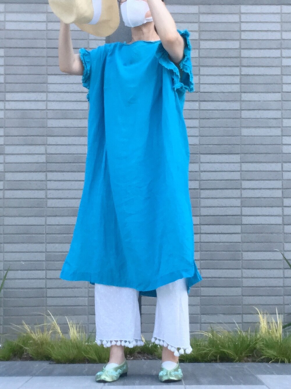 ブルー系のトップス、グリーン系のシューズを着用したレディースの夏コーディネートの2枚目の写真