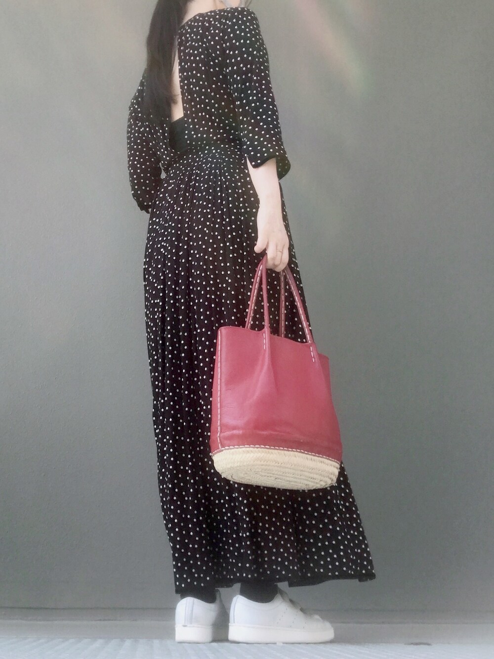 ホワイト系のスニーカー、レッド系のバッグ、ブラック系のワンピースを着用したレディースの春コーディネートの4枚目の写真