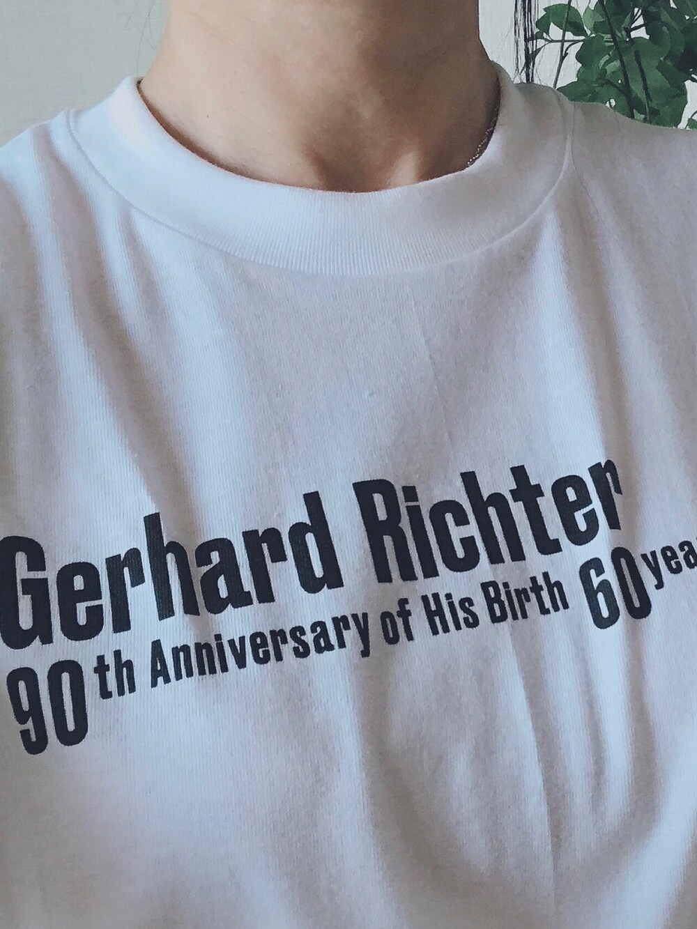 その他のバッグ、ブラック系のスカート、ベージュ系のサングラスを着用したレディースの夏コーディネートの4枚目の写真