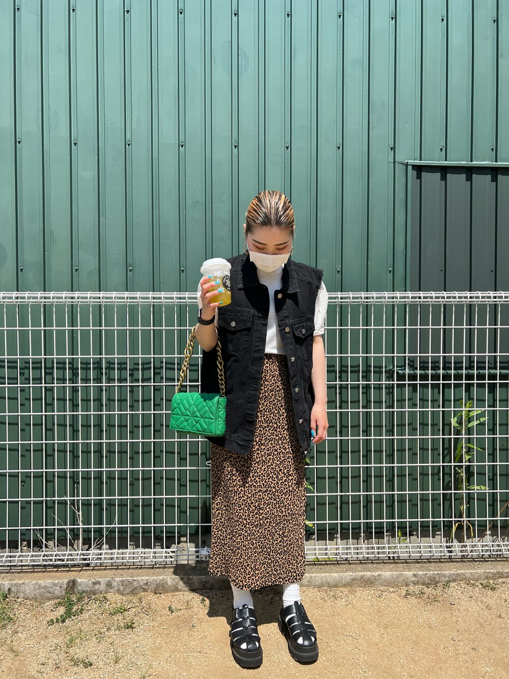 ホワイト系のTシャツ/カットソー、ブラック系のベスト、ブラウン系のスカートを着用したレディースの夏コーディネートの2枚目の写真