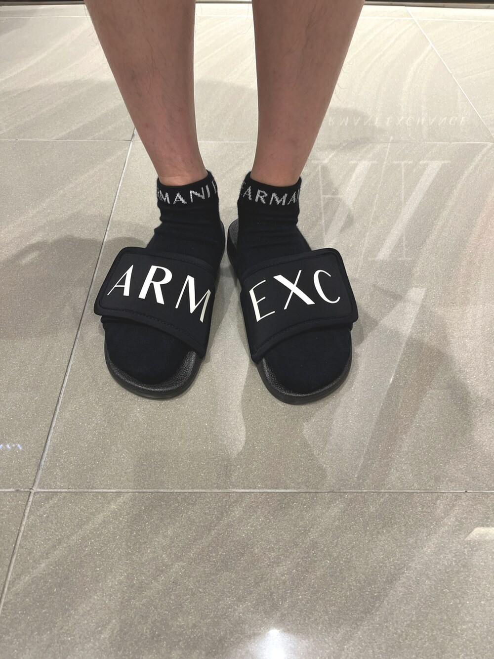 「アルマーニエクスチェンジ、AXchanger、AXchange、夏コーデ、サンダル、ハーフパンツ、Tシャツ」｜「ARMANI EXCHANGEの【A|X アルマーニ エクスチェンジ】グラフィックロゴデザイン　半袖クルーネックTシャツ/SLIM（Tシャツ/カットソー、ホワイト系）」を使った、Riさん（メンズ・175cm）の夏コーディネートの2枚目の写真