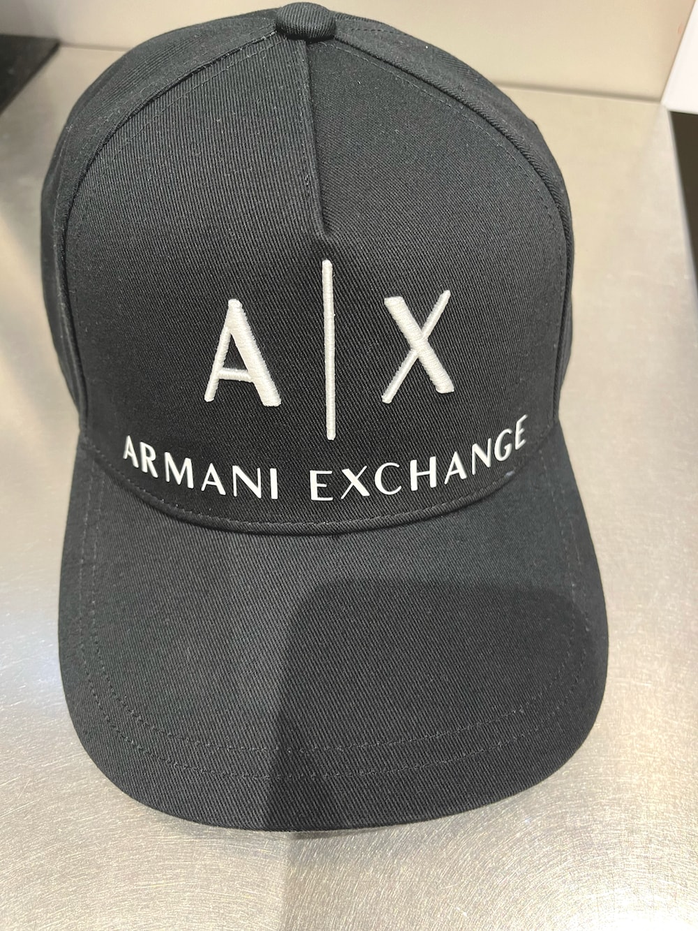 「アルマーニエクスチェンジ、AXchanger、AXchange、夏コーデ、サンダル、ハーフパンツ、Tシャツ」｜「ARMANI EXCHANGEの【A|X アルマーニ エクスチェンジ】グラフィックロゴデザイン　半袖クルーネックTシャツ/SLIM（Tシャツ/カットソー、ホワイト系）」を使った、Riさん（メンズ・175cm）の夏コーディネートの3枚目の写真