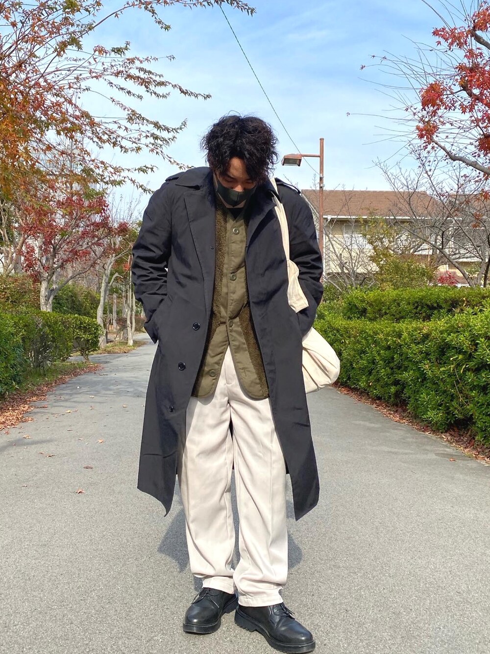 「未来のWEARISTAプロジェクト、メンズコーデ、きれいめカジュアル、ミリタリー、ootd、秋冬コーデ、お洒落さんとつながりたい、ロングコート、冬のコーデ、キレイめ、プチプラ、プチプラコーデ、低身長コーデ」｜「古着屋のアイテム（トレンチコート、ブラック系）」を使った、こうじさん（メンズ・171cm）の冬コーディネートの2枚目の写真