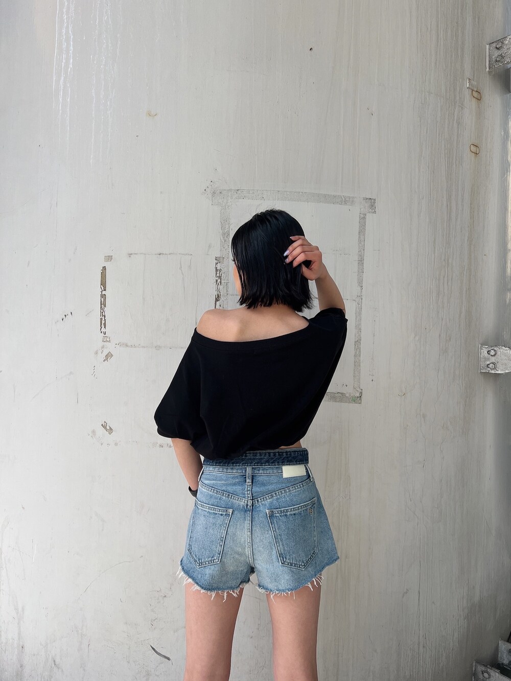 ホワイト系のTシャツ/カットソー、ブルー系のデニムパンツを着用したレディースの春コーディネートの4枚目の写真