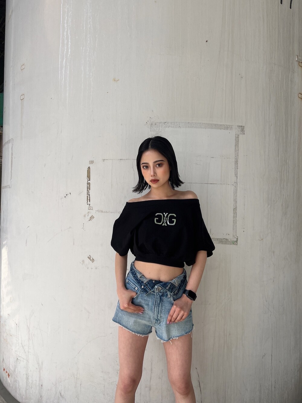 ホワイト系のTシャツ/カットソー、ブルー系のデニムパンツを着用したレディースの春コーディネートの5枚目の写真