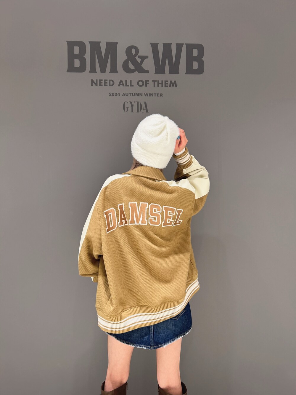 その他のニット/セーター、ブルー系のデニムスカート、ブラウン系のブーツを着用したレディースの秋コーディネートの4枚目の写真