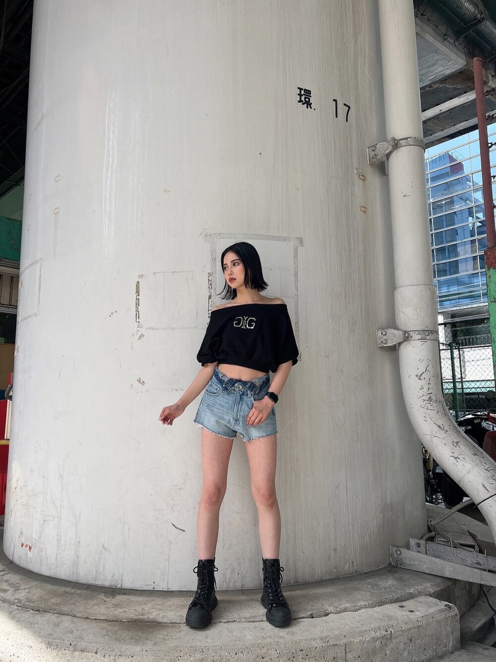 ホワイト系のTシャツ/カットソー、ブルー系のデニムパンツを着用したレディースの春コーディネートの3枚目の写真