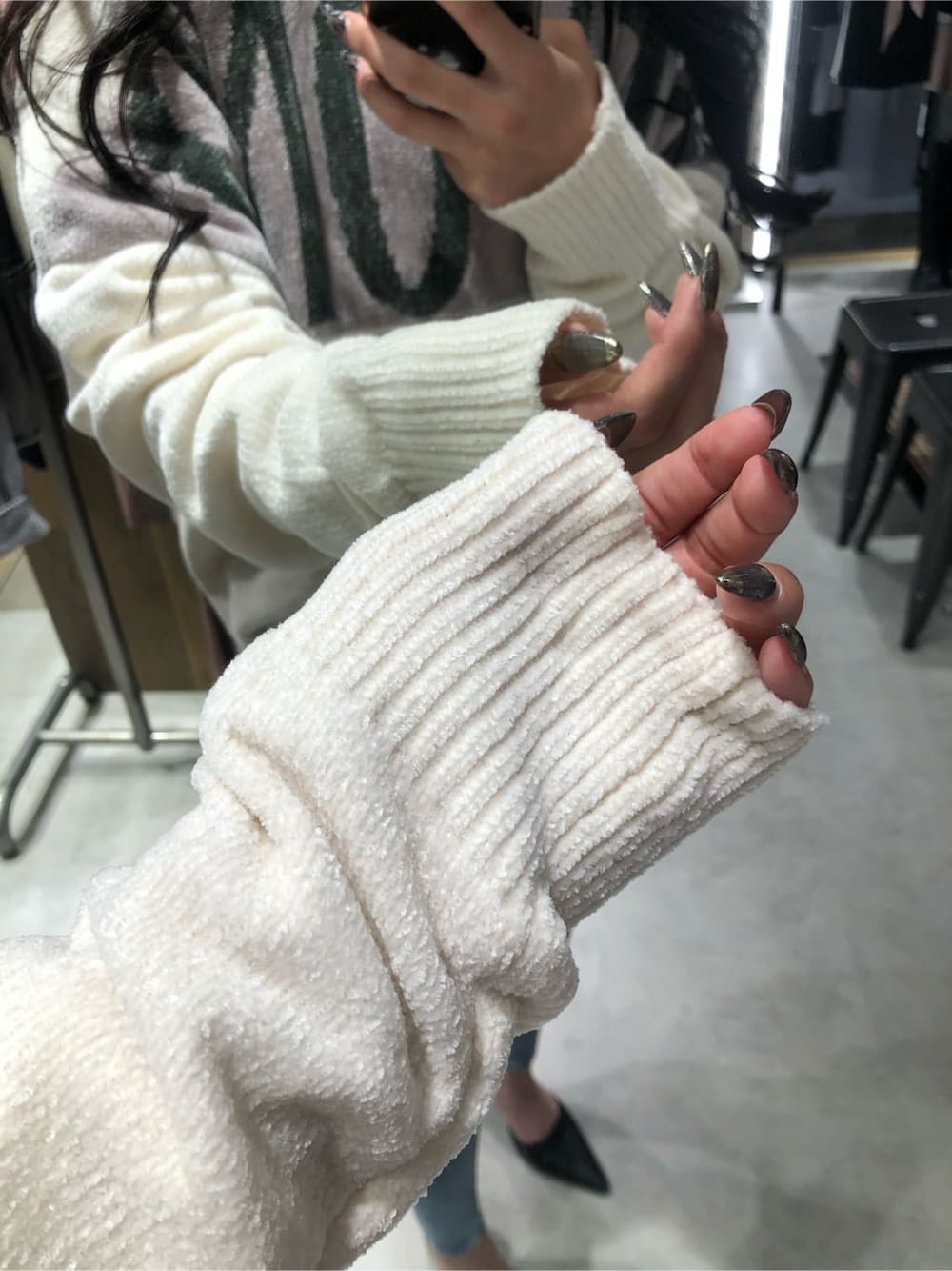 ホワイト系のニット/セーター、ブルー系のニット/セーター、グレー系のニット/セーターを着用したレディースの秋コーディネートの2枚目の写真