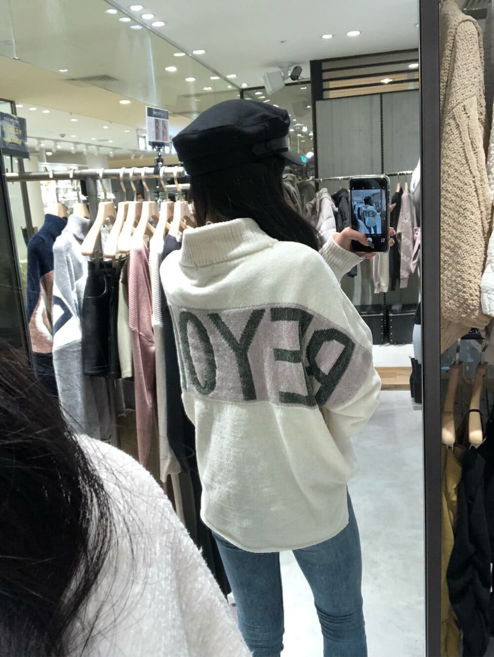 ホワイト系のニット/セーター、ブルー系のニット/セーター、グレー系のニット/セーターを着用したレディースの秋コーディネートの3枚目の写真