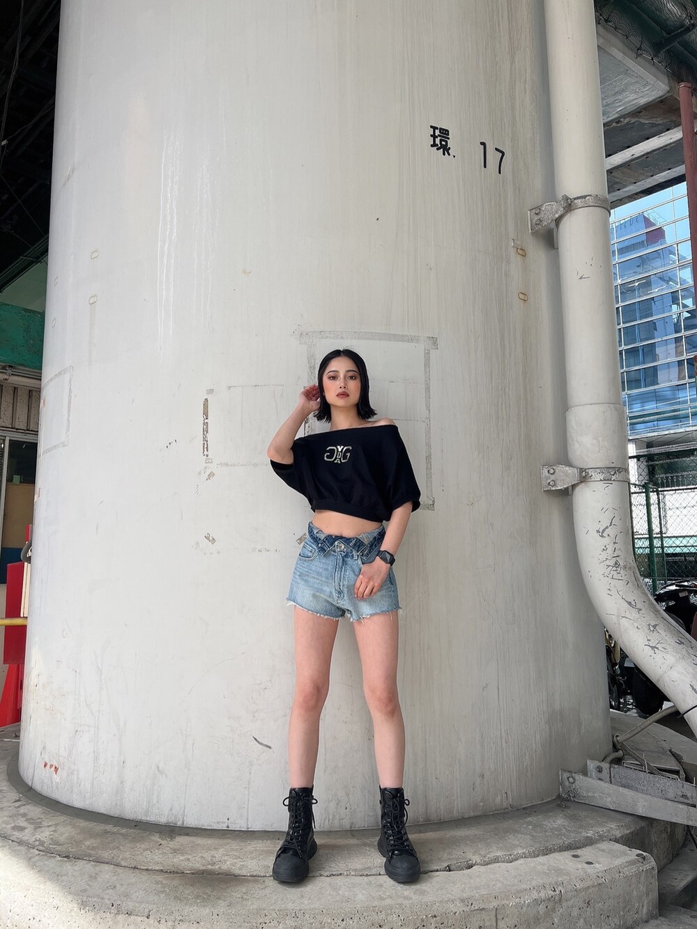 ホワイト系のTシャツ/カットソー、ブルー系のデニムパンツを着用したレディースの春コーディネートの2枚目の写真