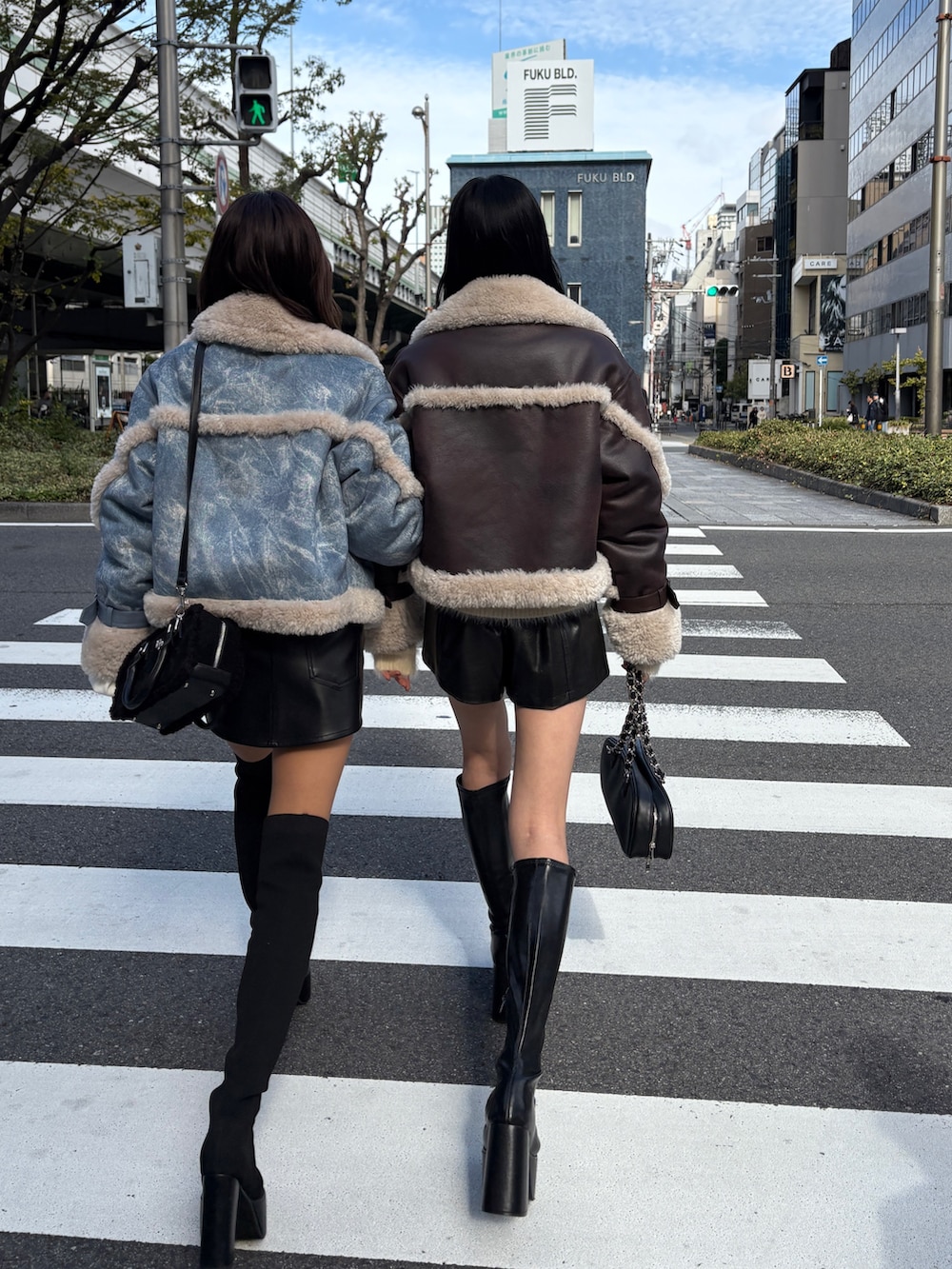 ブラウン系のムートンコート、ブラック系のブーツ、ブラック系のブーツを着用したレディースの秋コーディネートの2枚目の写真