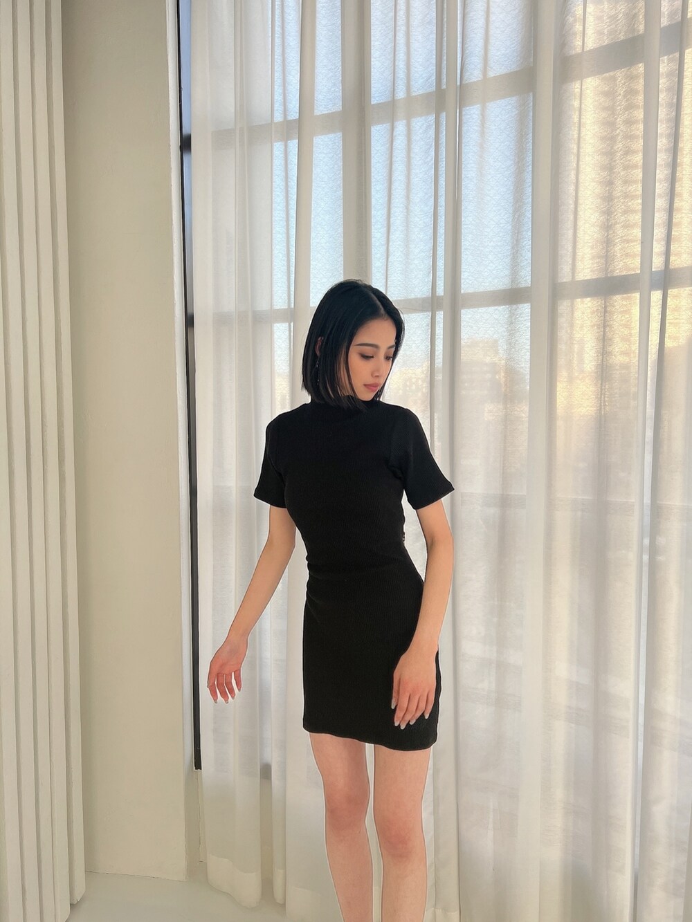 ブラック系のワンピース、ブラック系のサンダルを着用したレディースの春コーディネートの3枚目の写真