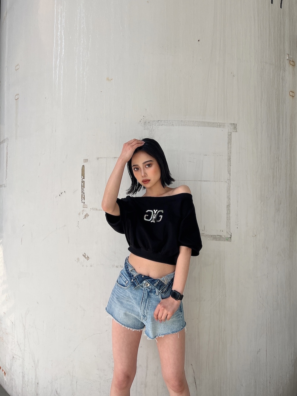 ホワイト系のTシャツ/カットソー、ブルー系のデニムパンツを着用したレディースの春コーディネートの6枚目の写真