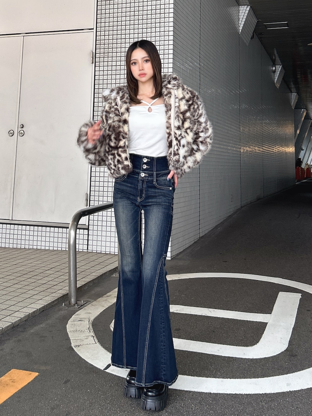 その他のブルゾン、ブルー系のデニムパンツ、ブラック系のブーツを着用したレディースの秋コーディネートの2枚目の写真