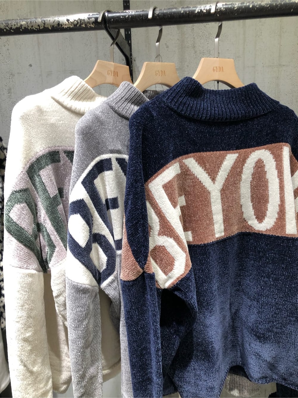 ホワイト系のニット/セーター、ブルー系のニット/セーター、グレー系のニット/セーターを着用したレディースの秋コーディネートの4枚目の写真