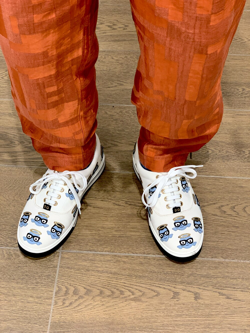 ホワイト系のシューズ、オレンジ系のパンツ、ブルー系のTシャツ/カットソーを着用したメンズの秋コーディネートの2枚目の写真