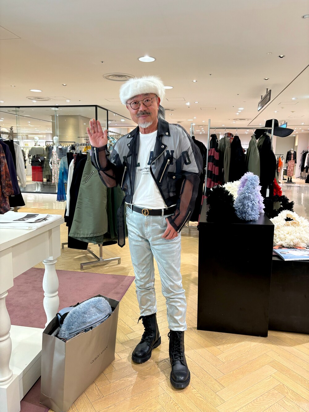 グリーン系のドレス、ホワイト系の帽子を着用したメンズの春コーディネートの3枚目の写真