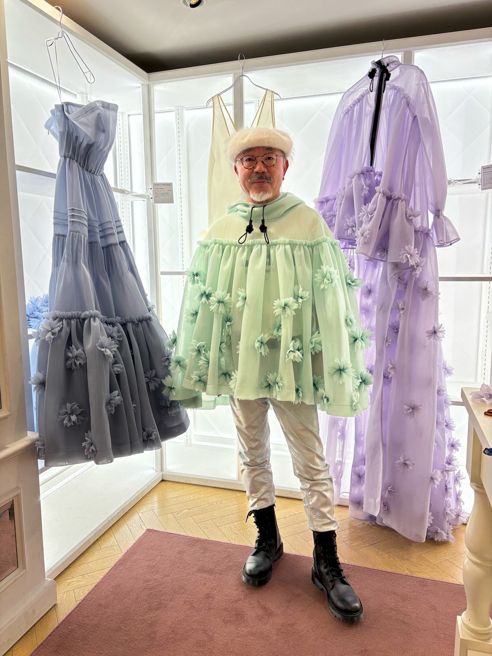 グリーン系のドレス、ホワイト系の帽子を着用したメンズの春コーディネートの2枚目の写真