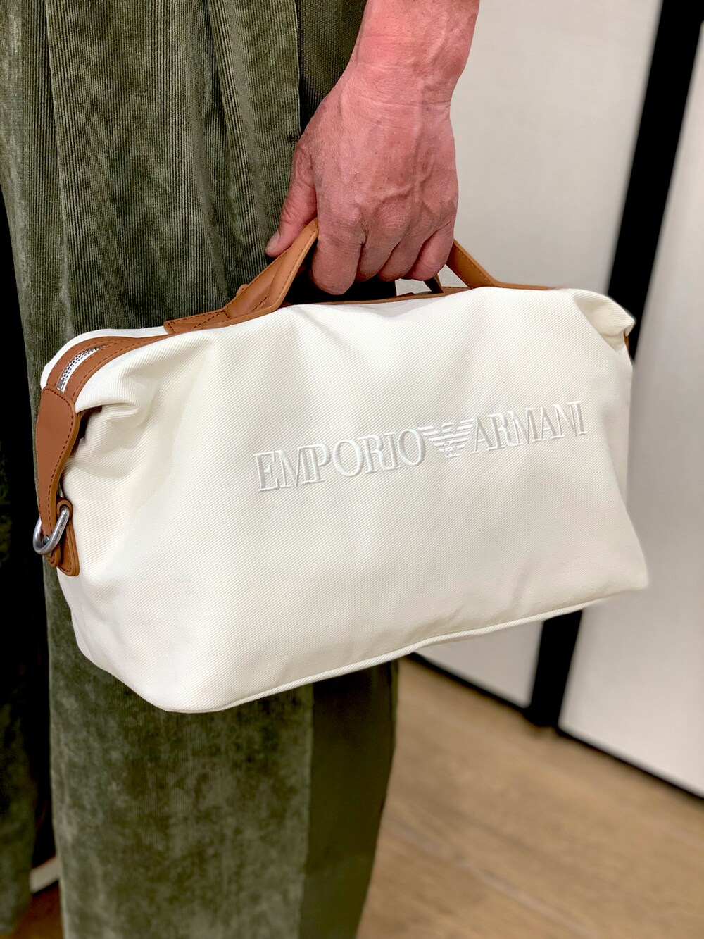 ホワイト系のバッグ、グレー系のシャツ/ブラウス、グリーン系のオールインワン・サロペットを着用したメンズの春コーディネートの3枚目の写真