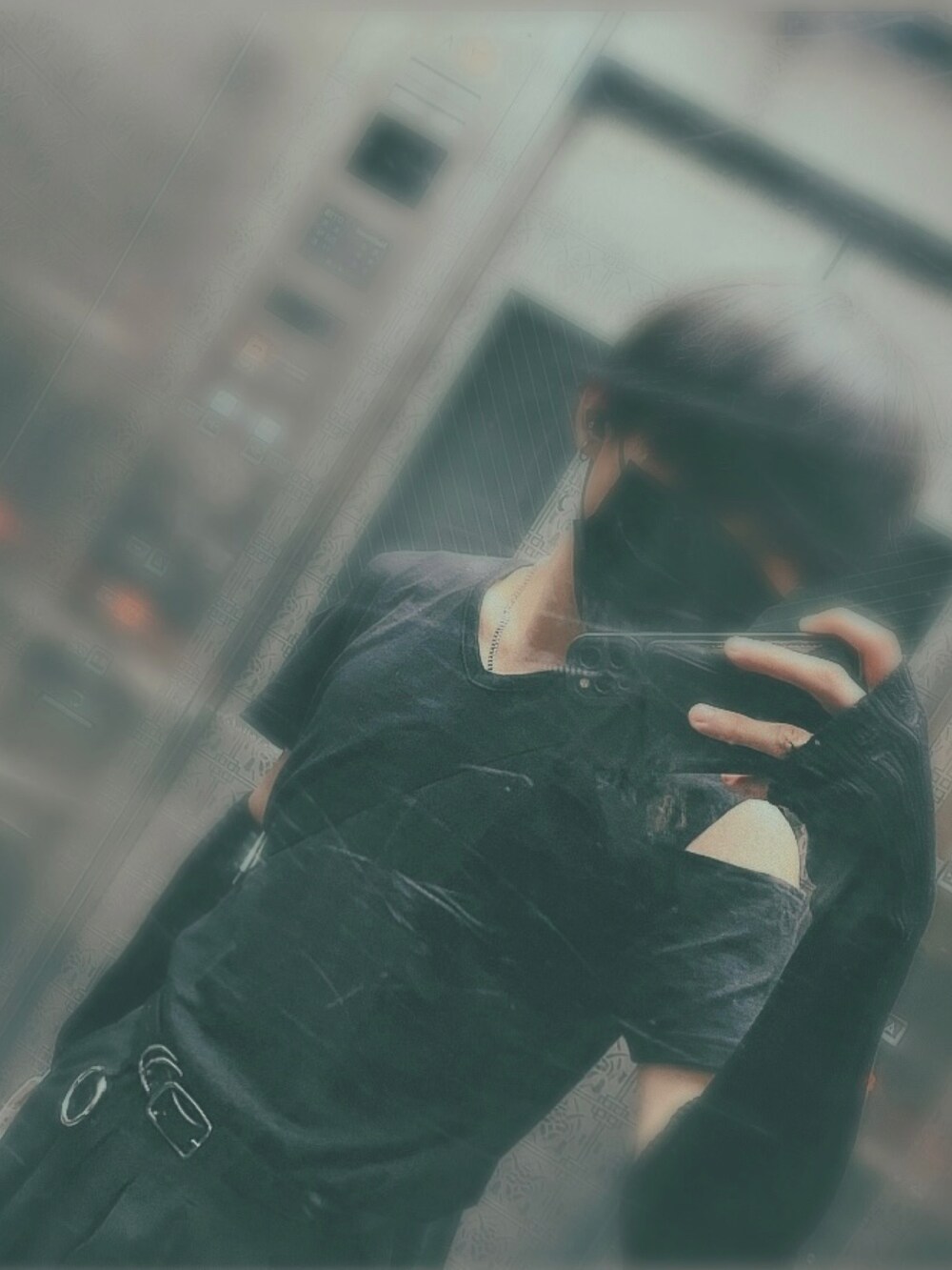 ブラック系のTシャツ/カットソー、ブラック系のカーゴパンツ、ブラック系のベルトを着用したメンズの夏コーディネートの2枚目の写真