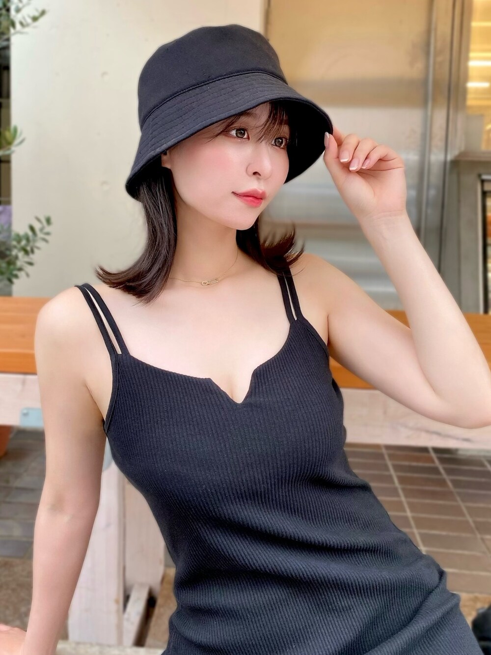 ブラック系のワンピース、ホワイト系のサンダルを着用したレディースの夏コーディネートの2枚目の写真