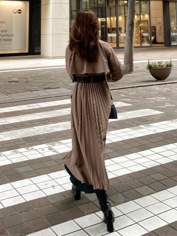 ブラウン系のトレンチコート、ブラック系のハンドバッグを着用したレディースの秋コーディネートの2枚目の写真