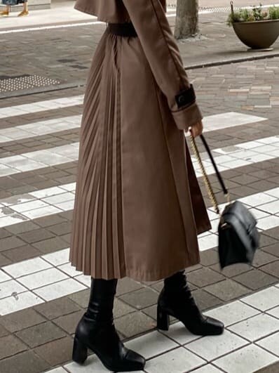 ブラウン系のトレンチコート、ブラック系のハンドバッグを着用したレディースの秋コーディネートの4枚目の写真