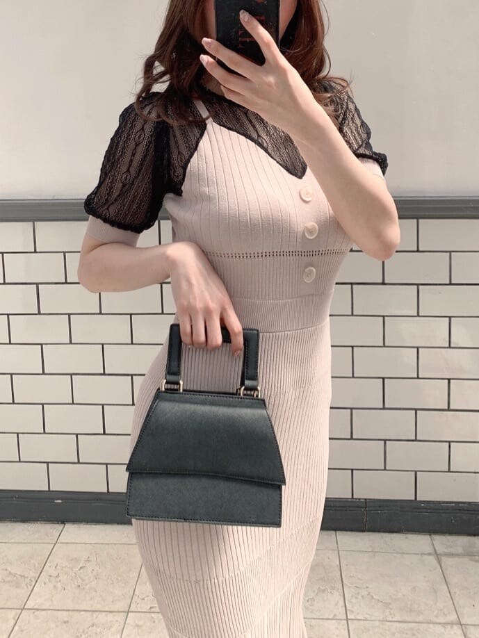 ベージュ系のワンピース、ブラック系のショルダーバッグ、ベージュ系のパンプスを着用したレディースの春コーディネートの5枚目の写真