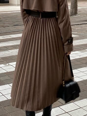 ブラウン系のトレンチコート、ブラック系のハンドバッグを着用したレディースの秋コーディネートの5枚目の写真