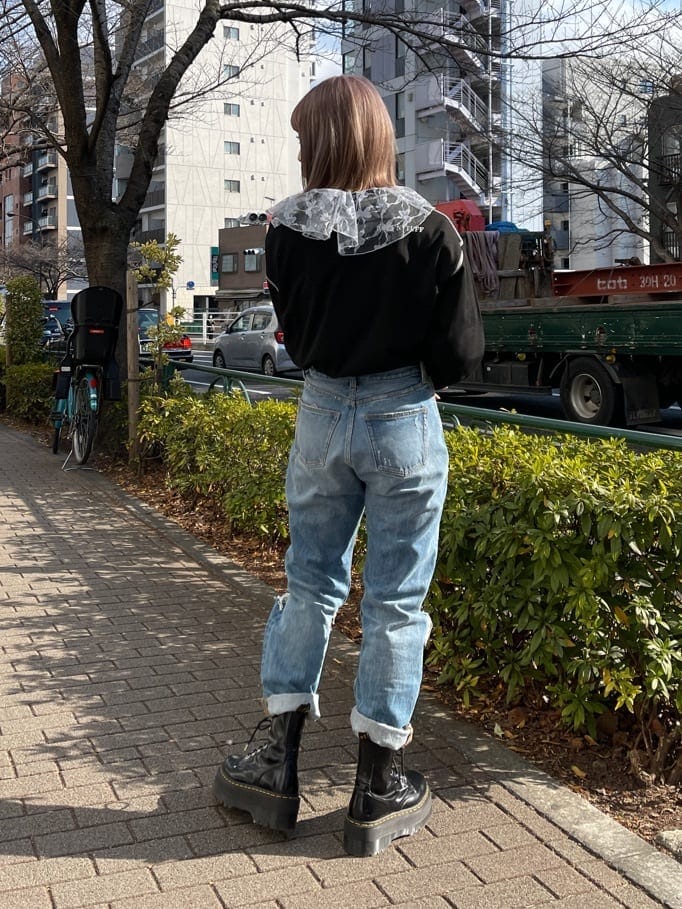 ブルー系のデニムパンツ、ブルー系のシャツ/ブラウス、ブラック系のTシャツ/カットソーを着用したレディースの冬コーディネートの3枚目の写真