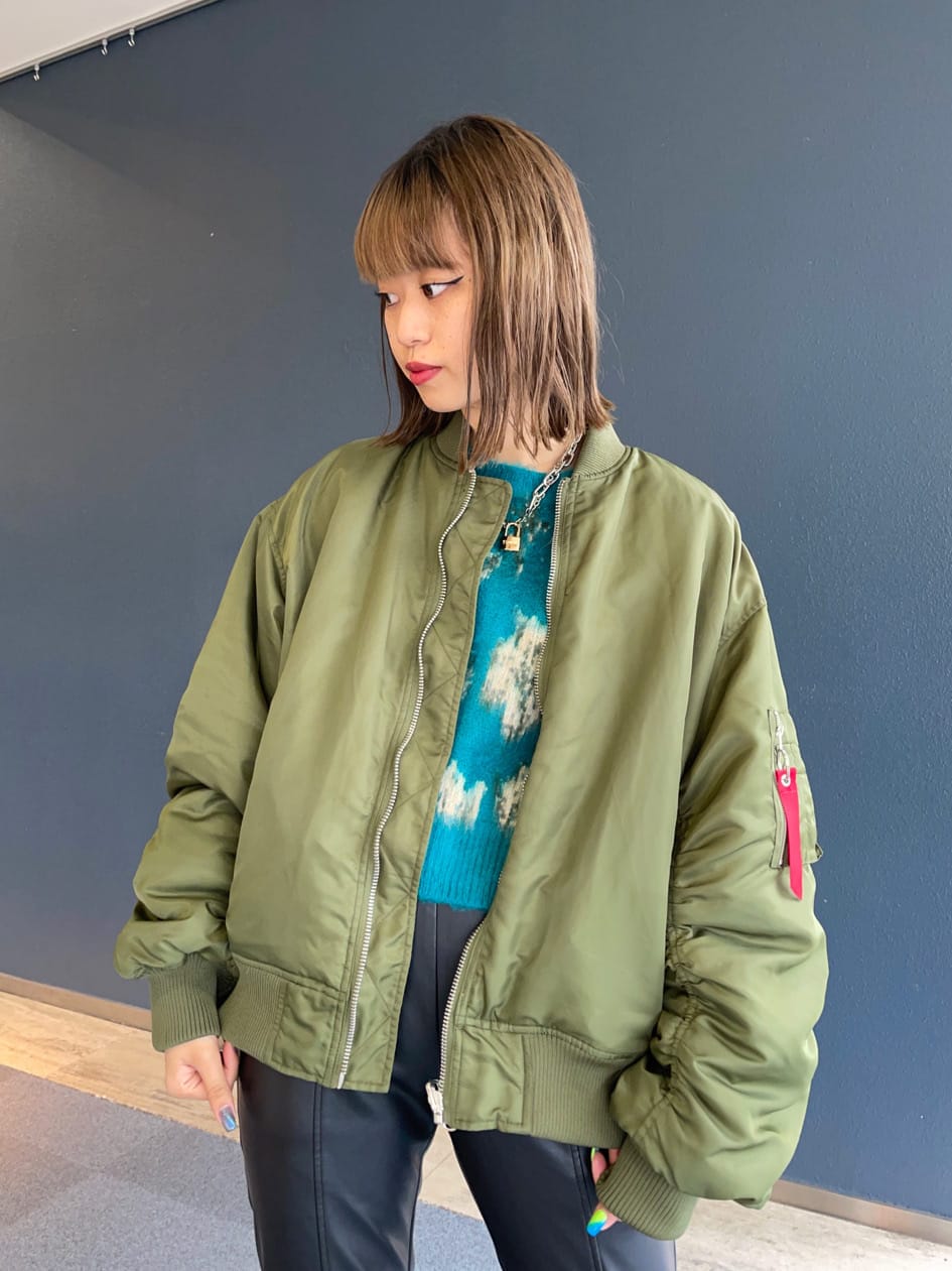 ベージュ系のMA-1、ブルー系のカーディガン/ボレロ、シルバー系のネックレスを着用したレディースの秋コーディネートの5枚目の写真