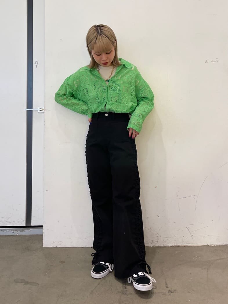 グリーン系のシャツ/ブラウス、ブラック系のデニムパンツ、ホワイト系のTシャツ/カットソーを着用したレディースの春コーディネートの3枚目の写真