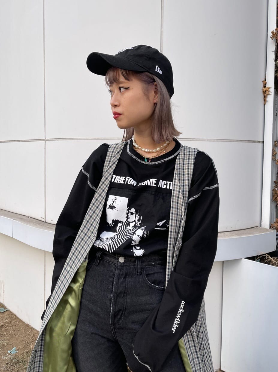 ブラック系のデニムパンツ、その他のジャンパースカート、ブラック系のショルダーバッグを着用したレディースの冬コーディネートの7枚目の写真