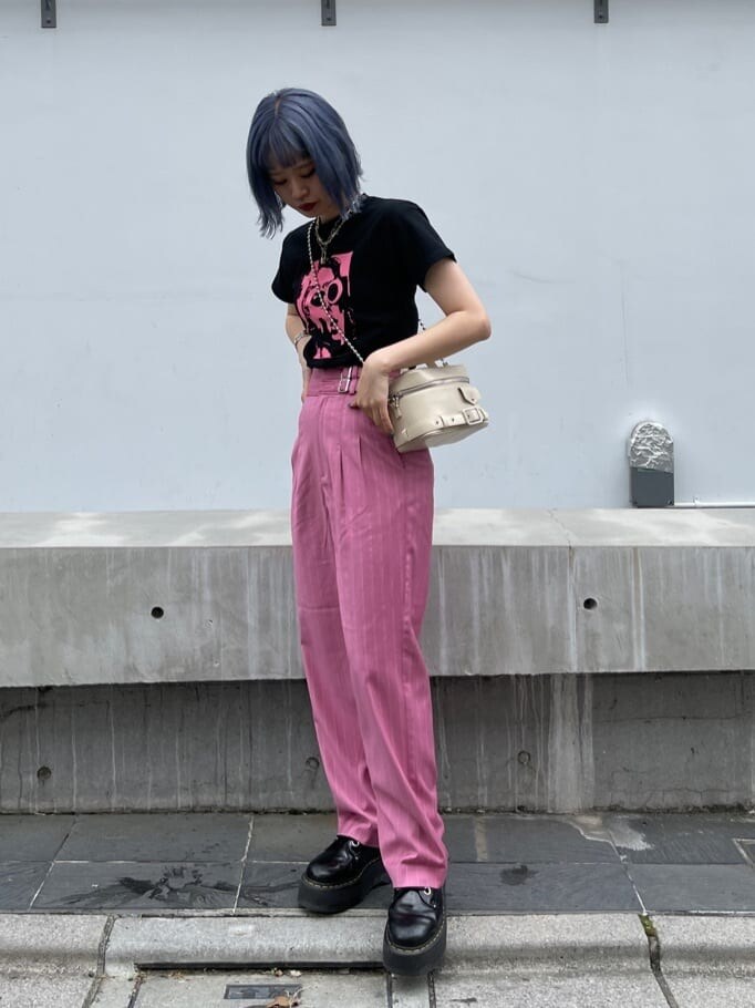 ホワイト系のショルダーバッグ、ブラック系のその他シューズ、ブラック系のTシャツ/カットソーを着用したレディースの春コーディネートの3枚目の写真