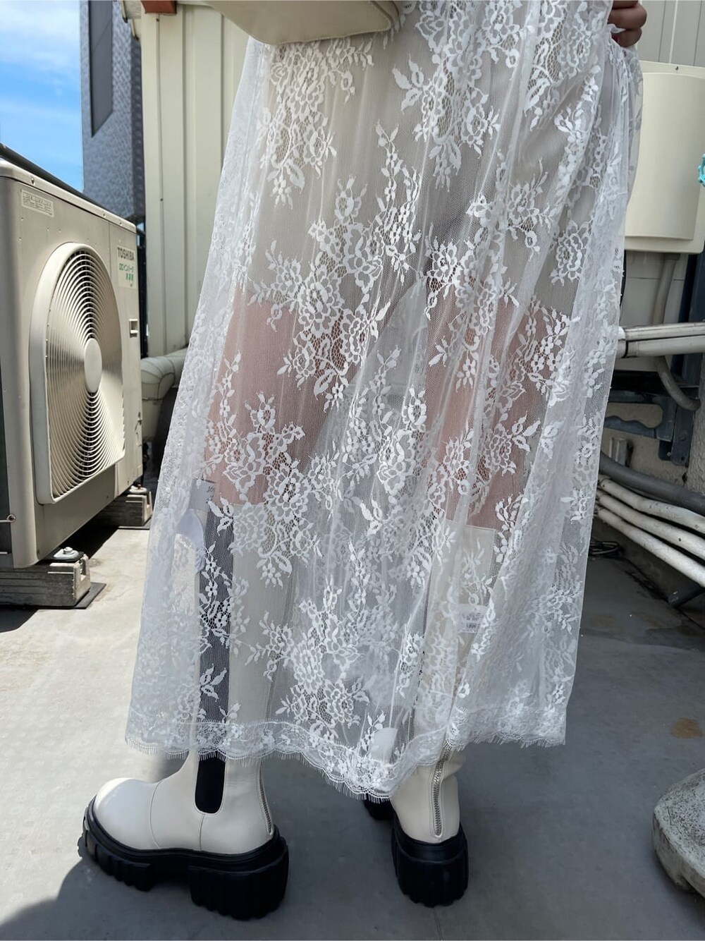 ホワイト系のその他パンツ、ホワイト系のショルダーバッグ、ホワイト系のTシャツ/カットソーを着用したレディースの夏コーディネートの5枚目の写真