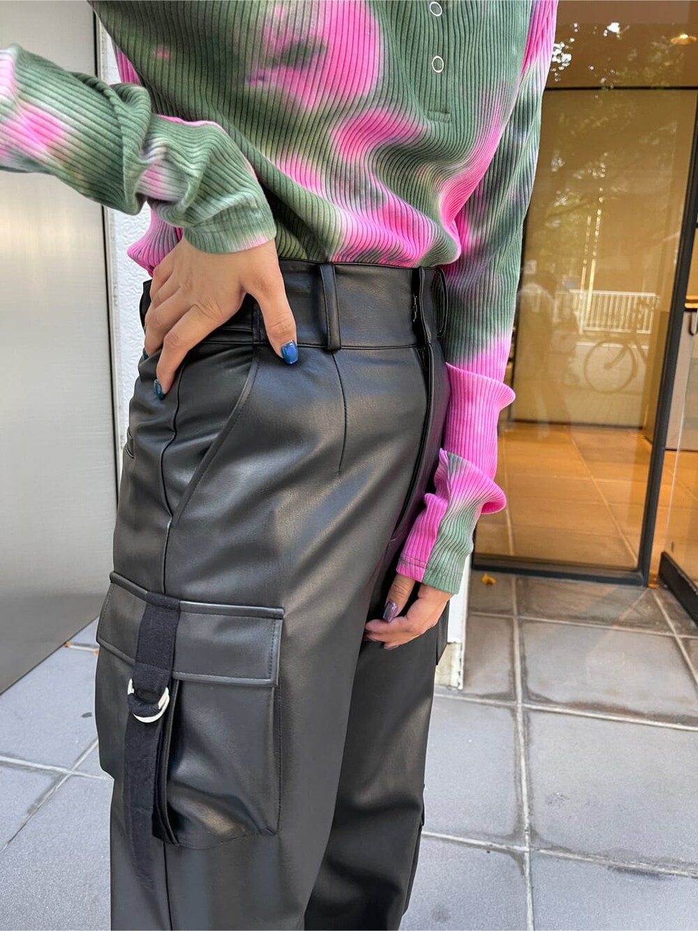 ピンク系のTシャツ/カットソー、ブラック系のカーゴパンツ、ブラック系のハットを着用したレディースの秋コーディネートの8枚目の写真