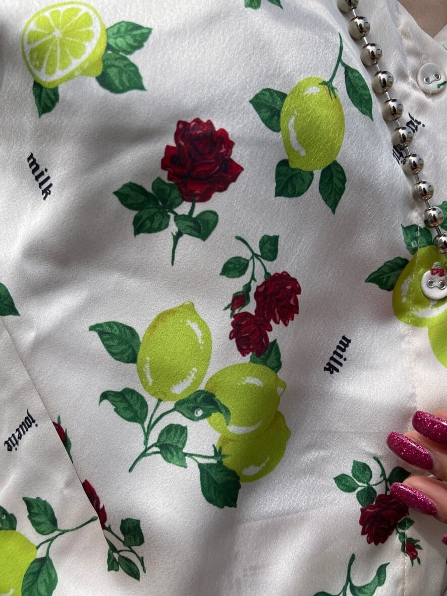 ブラック系のデニムパンツ、ホワイト系のシャツ/ブラウス、グリーン系のショルダーバッグを着用したレディースの春コーディネートの9枚目の写真