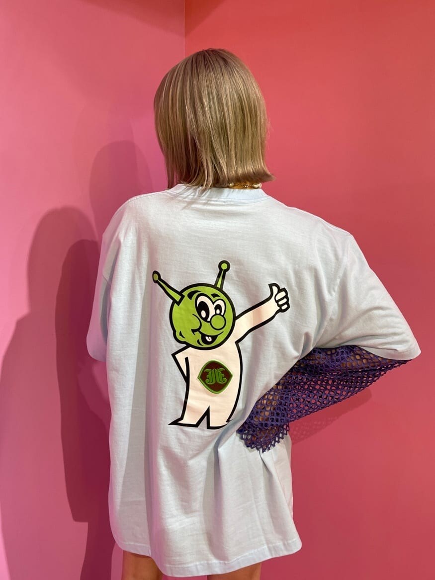 ブラック系のデニムパンツ、ブラック系のその他シューズ、パープル系のTシャツ/カットソーを着用したレディースの春コーディネートの5枚目の写真