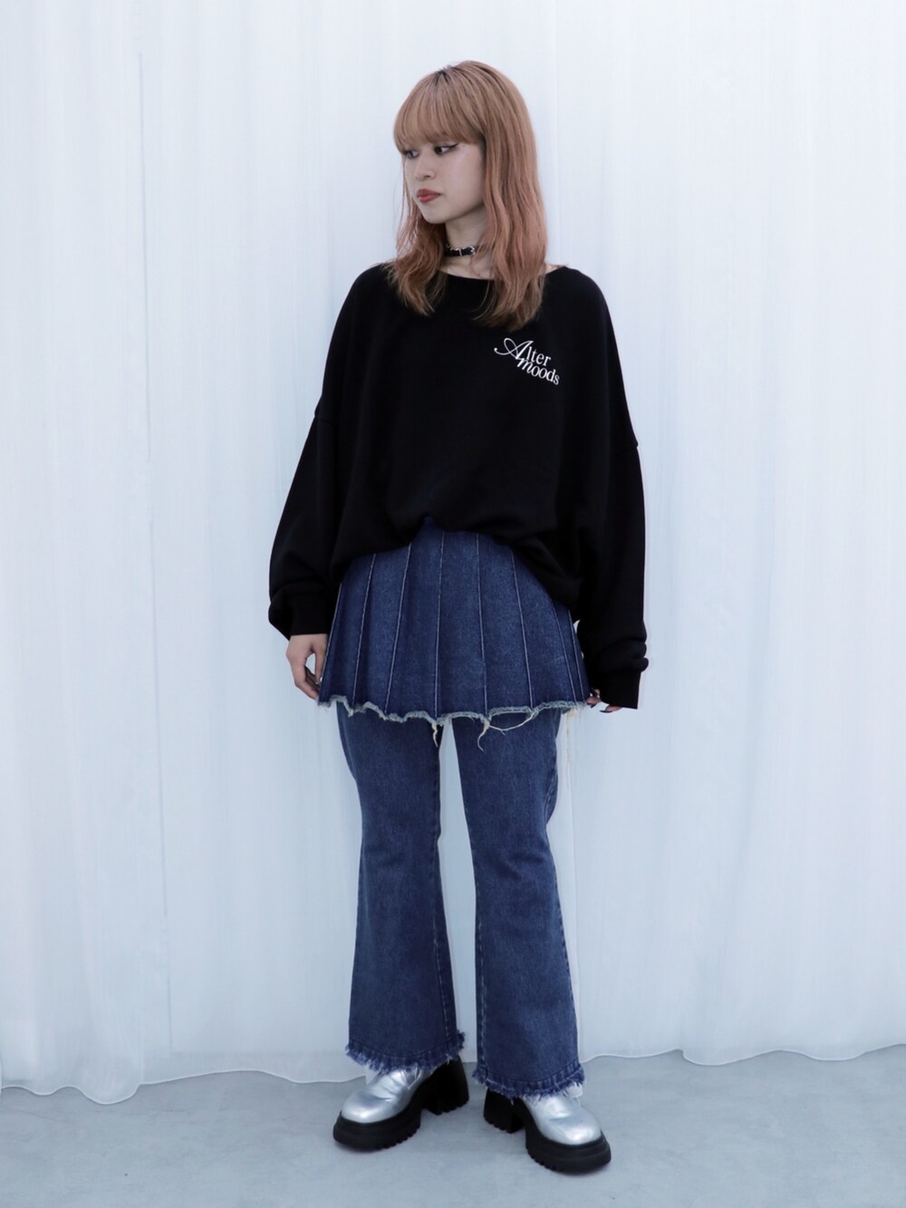 ブラック系のスウェット、ブルー系のその他パンツ、シルバー系のブーツを着用したレディースの秋コーディネートの4枚目の写真