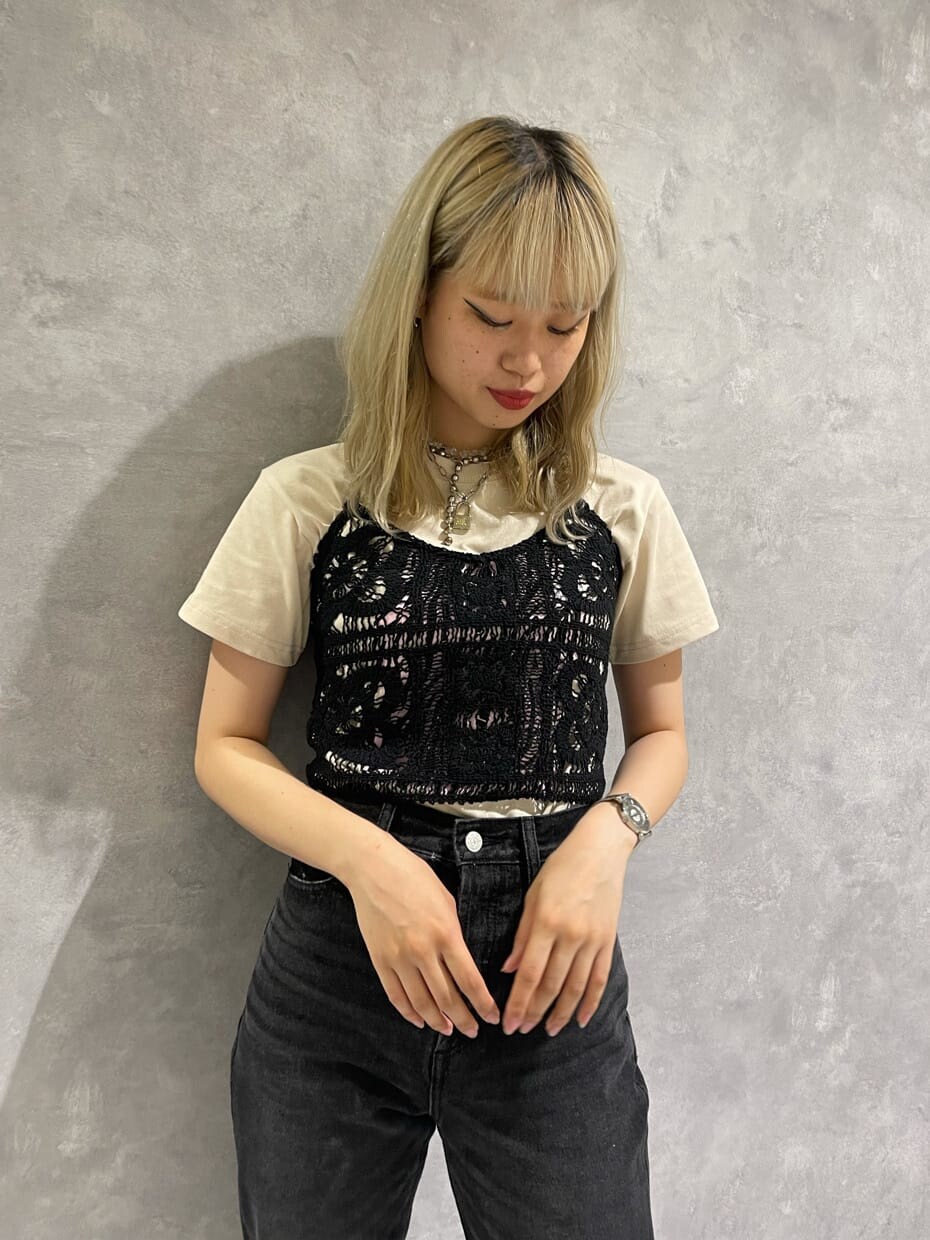 ブラック系のキャミソール、ブラック系のデニムパンツ、ホワイト系のTシャツ/カットソーを着用したレディースの夏コーディネートの3枚目の写真