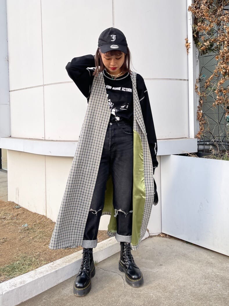 ブラック系のデニムパンツ、その他のジャンパースカート、ブラック系のショルダーバッグを着用したレディースの冬コーディネートの2枚目の写真