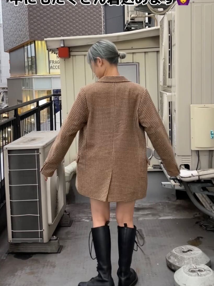 ホワイト系のTシャツ/カットソー、ベージュ系のその他パンツ、ベージュ系のその他パンツを着用したレディースの秋コーディネートの3枚目の写真