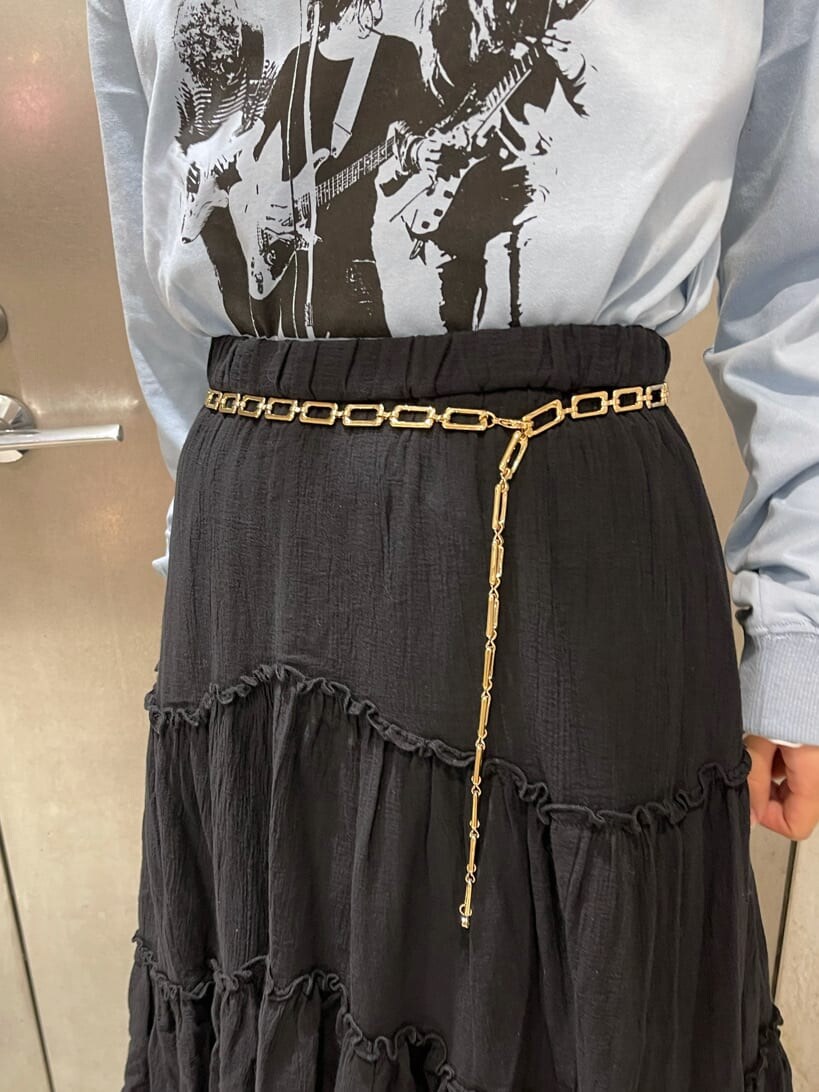 ブラック系のブーツ、ブラック系のスカート、ブルー系のTシャツ/カットソーを着用したレディースの夏コーディネートの4枚目の写真